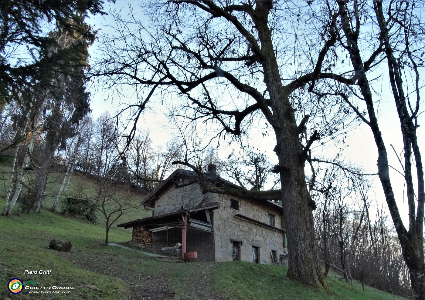 99 Passando ad un casolare nel bosco....JPG